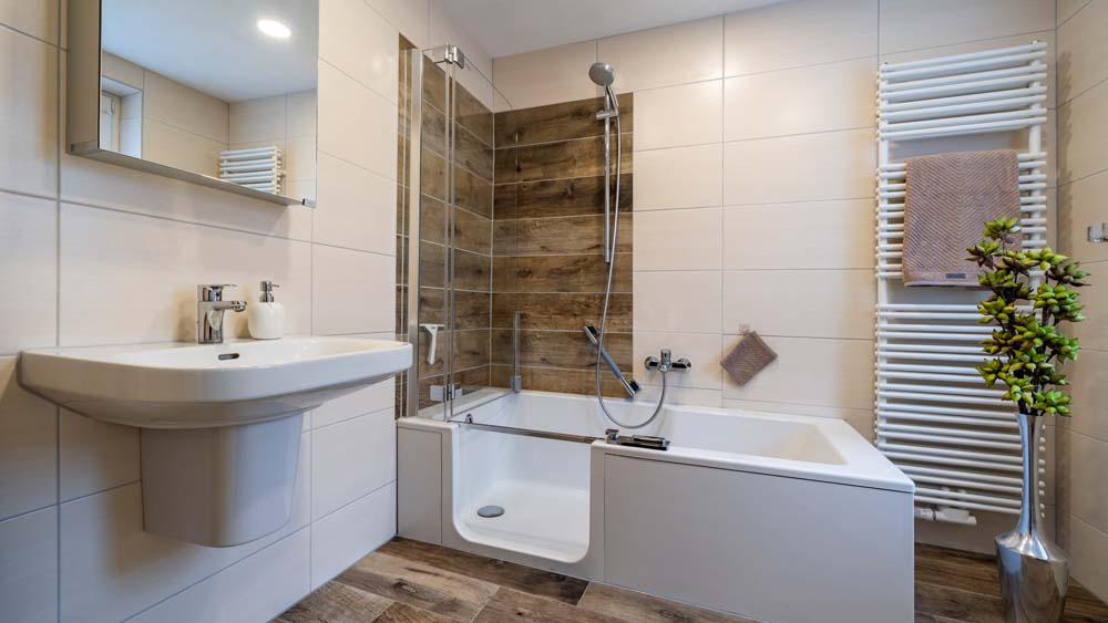 Komplettbadmodernisierun in Tangermünde - Bad mit Wanneneinstiegshilfe - Badgröße ca. 5 qm, Umbauzeit ca. 2,5 Wochen, Badewanne mit Duschtür begehbar