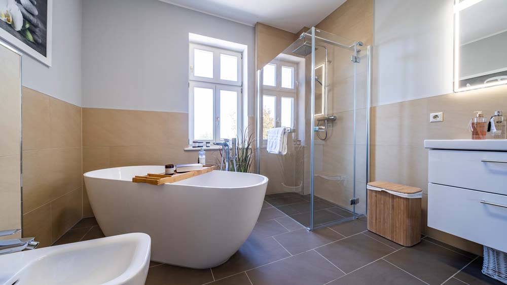Komplettbadsanierung in Jerichow - Herrenhausbad -Badgröße ca. 12 qm, Umbauzeit ca. 4 Wochen, freistehende Badewanne, große begehbare Dusche mit Ablaufrinne, LED-Spiegel dimmbar, Wand-WC und Wand-Bidet