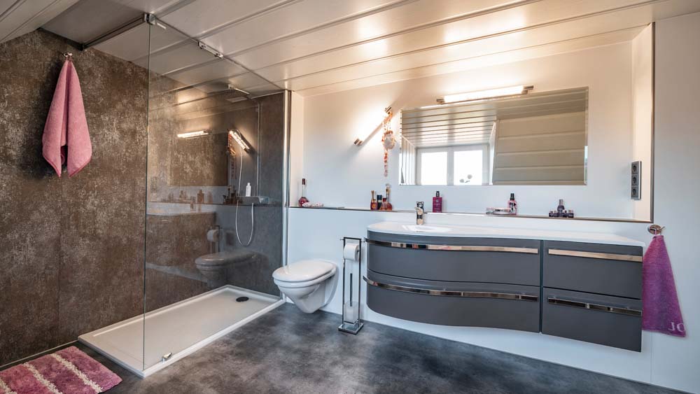 Komplettbadsanierung in Berkau - Bad mit Paneelen - Badgröße ca. 15 qm, Umbauzeit ca. 2 Wochen, fugenlose Dusch- und Waschtisch-Verkleidung mit beschichteten Kunststoffplatten
