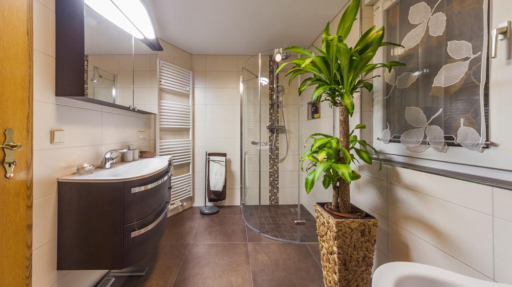 Komplettbadsanierung in Schönhausen (Elbe) in einem Einfamilienhaus, Badgröße ca. 8 qm, Umbauzeit ca. 4 Wochen, Spiegelschrank wurde in die Wand eingelassen, bodenebene Dusche, Anschlussleitungen bis in den Keller neu