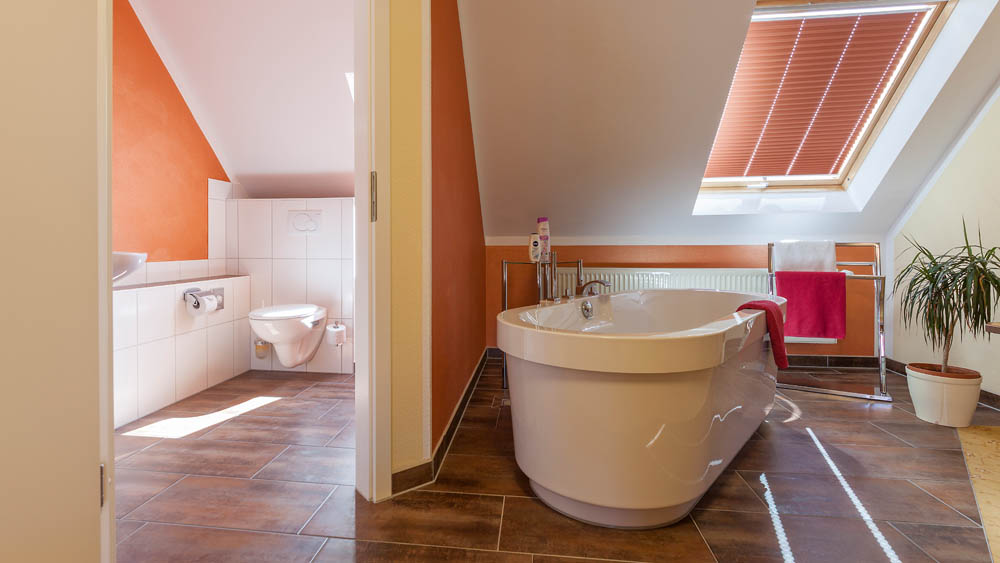 Komplettbadmodernisierung in Stendal - Badrenovierung in einem Hotel, Bad-/Zimmergröße ca. 28 qm, Umbauzeit ca. 6 Wochen, freistehende Wanne im Hotelzimmer, separates WC mit Handwaschbecken