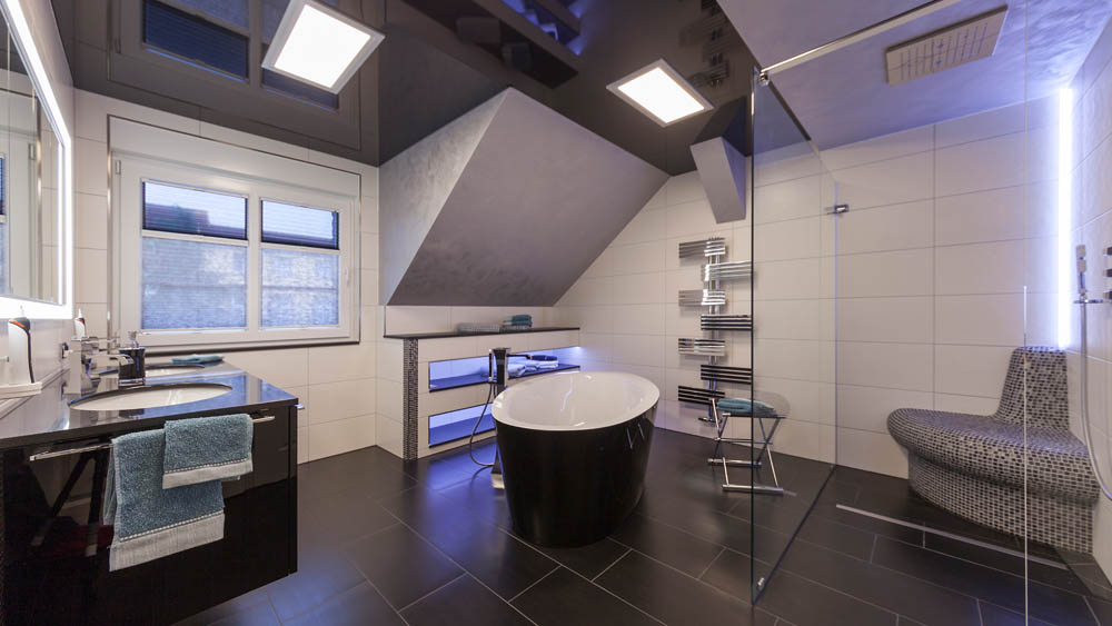 Komplettbadsanierung in Seehausen (Altmark) - exquisites Bad - Badrenovierung in einem Einfamilienhaus, Badgröße ca. 16 qm, große Dusche mit Sitz, Spanndecke, freistehende Wanne, LED-Streifen, LED-Lampen, Unterputzradio, Zahnbürstenladestation