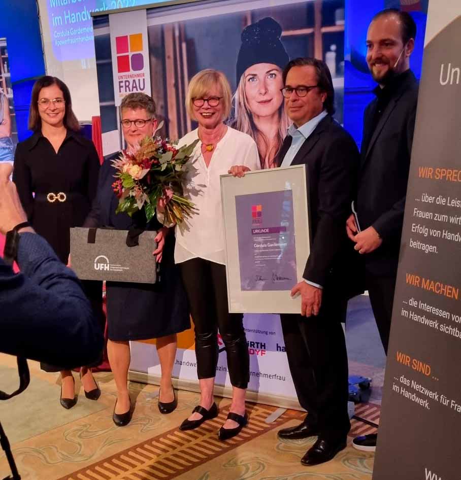 Cordula Gardemeier (Mitte) als Unternehmerfrau im Handwerk 2022 ausgezeichnet