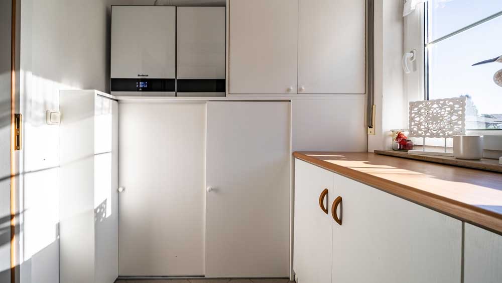 Ablaufdarstellung für die insgesamt komplett verkleidete Heizungsanlage in einem Nebenraum im Haus, die Verkeidung, ide zum Teil auch als Schuhschrank dient wird in einer Sequenz von 6 Fotos nach und nach entfernt