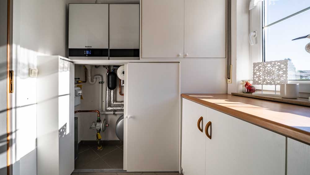 Ablaufdarstellung für die insgesamt komplett verkleidete Heizungsanlage in einem Nebenraum im Haus, die Verkeidung, ide zum Teil auch als Schuhschrank dient wird in einer Sequenz von 6 Fotos nach und nach entfernt