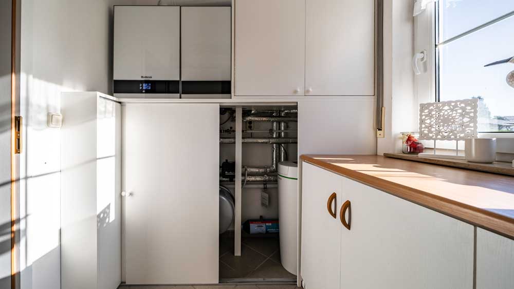 Ablaufdarstellung für die insgesamt komplett verkleidete Heizungsanlage in einem Nebenraum im Haus, die Verkeidung, ide zum Teil auch als Schuhschrank dient wird in einer Sequenz von 6 Fotos nach und nach entfernt