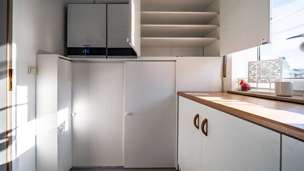 Ablaufdarstellung für die insgesamt komplett verkleidete Heizungsanlage in einem Nebenraum im Haus, die Verkeidung, ide zum Teil auch als Schuhschrank dient wird in einer Sequenz von 6 Fotos nach und nach entfernt