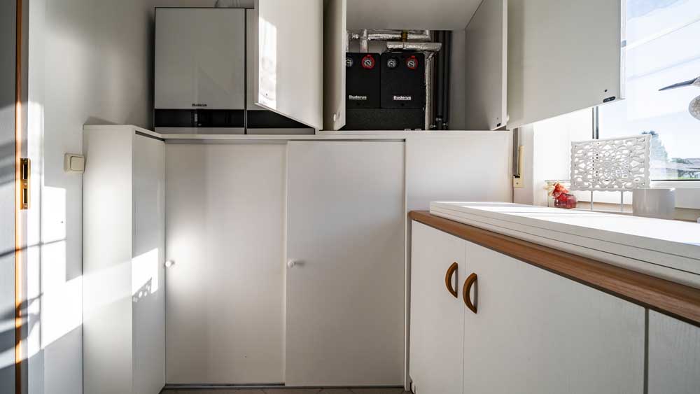 Ablaufdarstellung für die insgesamt komplett verkleidete Heizungsanlage in einem Nebenraum im Haus, die Verkeidung, ide zum Teil auch als Schuhschrank dient wird in einer Sequenz von 6 Fotos nach und nach entfernt