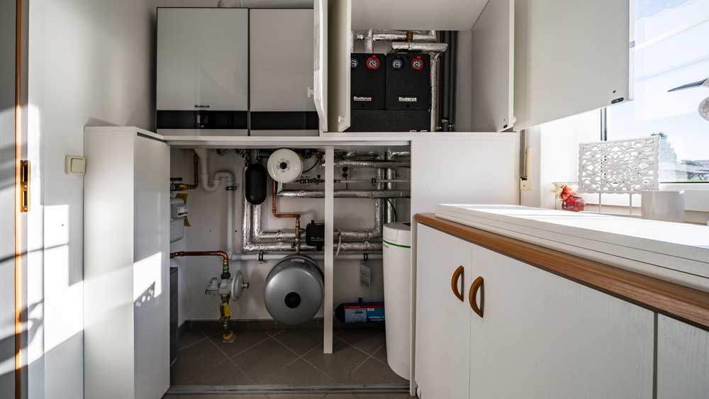 Ablaufdarstellung für die insgesamt komplett verkleidete Heizungsanlage in einem Nebenraum im Haus, die Verkeidung, ide zum Teil auch als Schuhschrank dient wird in einer Sequenz von 6 Fotos nach und nach entfernt