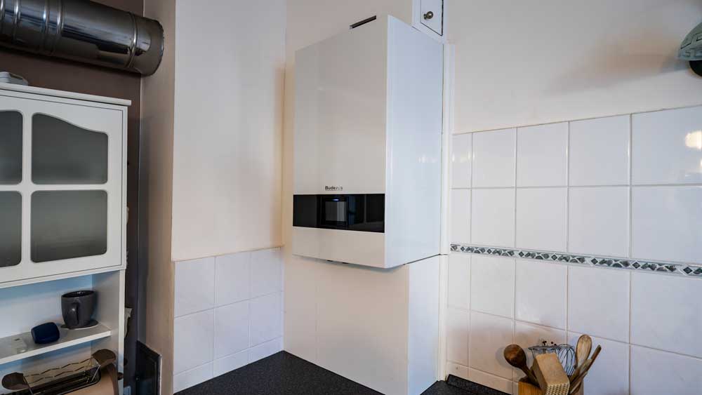 Gasheizgerät in einer Küche mit einer Verkleidung der Rohre nach unten