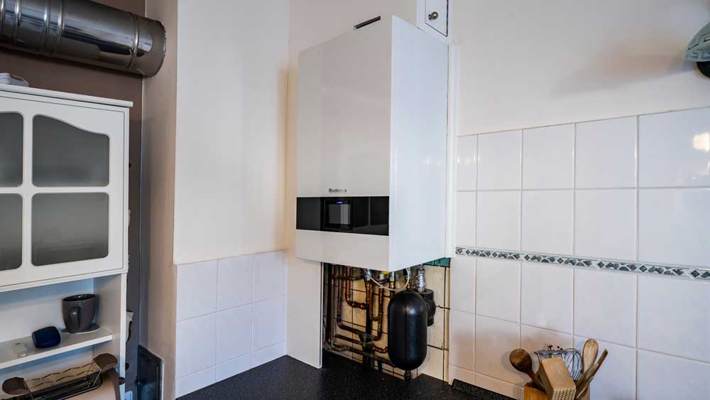 Gasheizgerät in einer Küche ohne die Verkleidung der Rohre nach unten