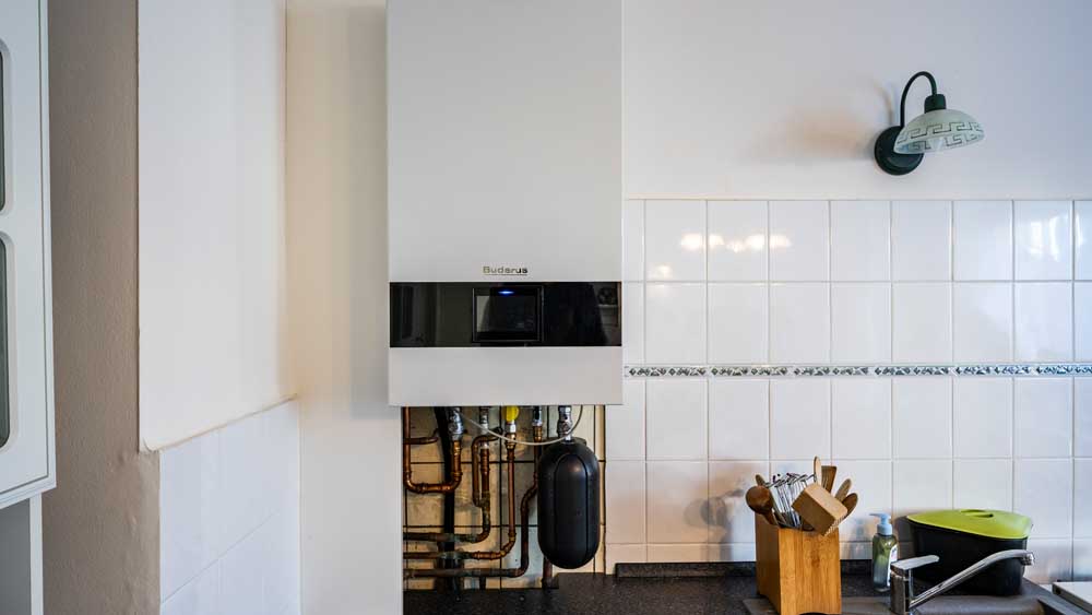 Gasheizgerät in einer Küche ohne die Verkleidung der Rohre nach unten, frontal