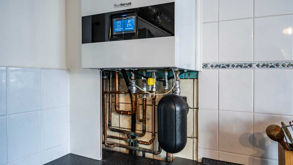 Gasheizgerät in einer Küche ohne die Verkleidung der Rohre, Close up