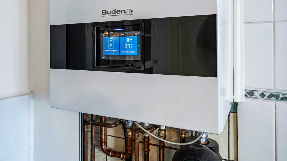 Gasheizgerät in einer Küche ohne die Verkleidung der Rohre nach unten