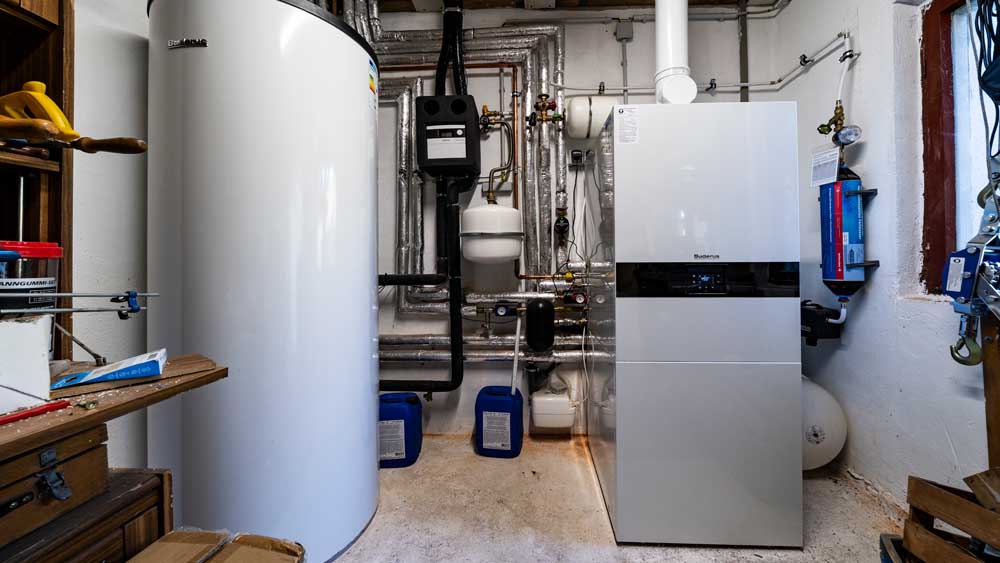 Pufferspeicher links und Gasheizgerät rechts