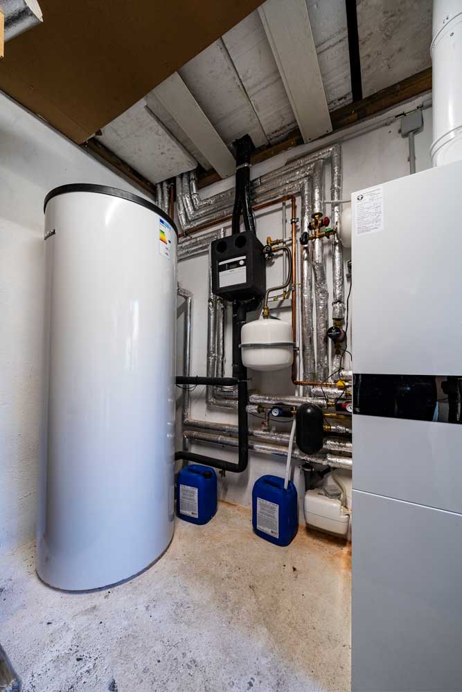 Pufferspeicher links und Gasheizgerät rechts