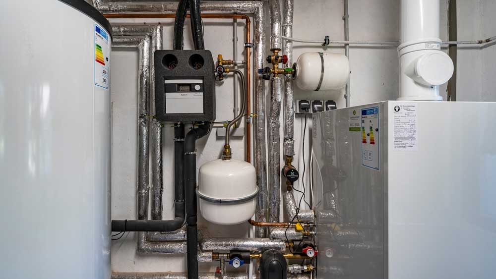 Trienkwasserausdehnungsgefäß (oben rechts) Heizungswasser Ausdehnungsgefäß unten mittig