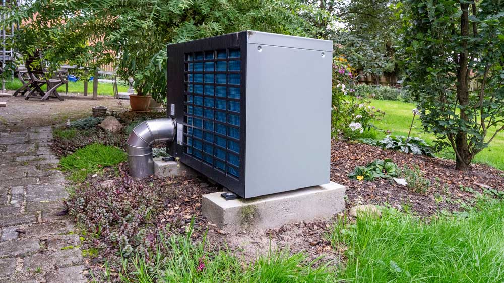 Moderne Luft-Wasser-Wärmepumpe Außengerät, seitlich hinten