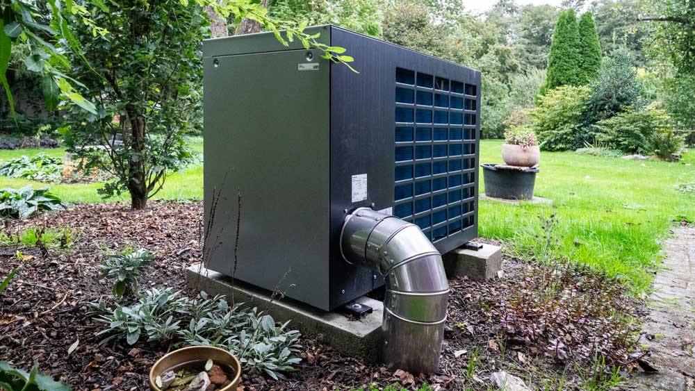 Moderne Luft-Wasser-Wärmepumpe Außengerät von hinten