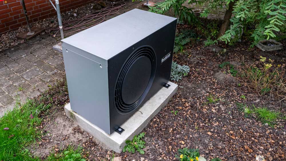 Moderne Luft-Wasser-Wärmepumpe Außengerät, schräg oben