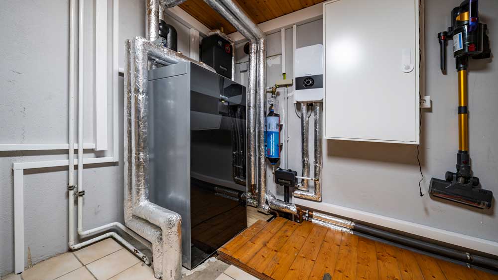 Moderne Luft-Wasser-Wärmepumpe Innengerät, seitlich