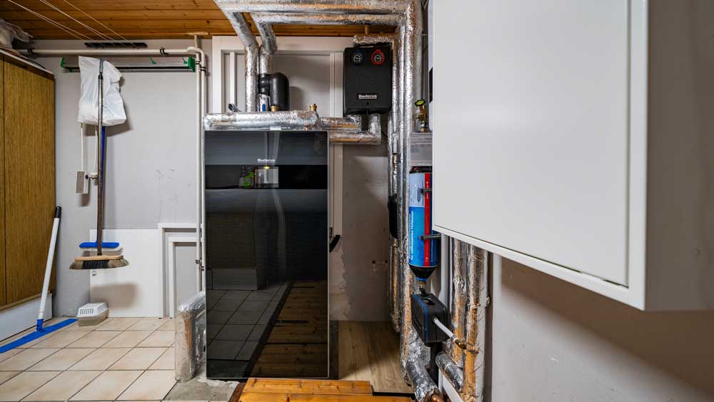 Moderne Luft-Wasser-Wärmepumpe Innengerät, frontal