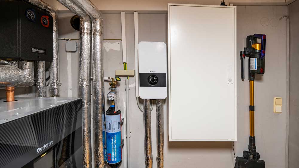 Durchlauferhitzer mittig neben großem Sicherungskasten