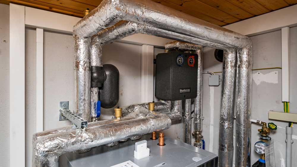 Pumpengruppe umgeben von isolierten Rohrren