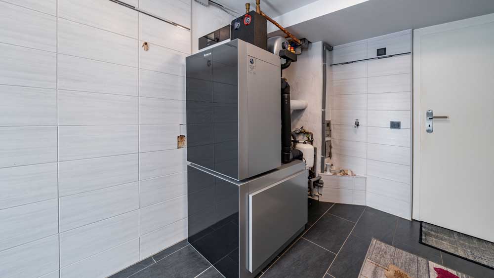 Ölkessel und Warmwasserspeicher darunter