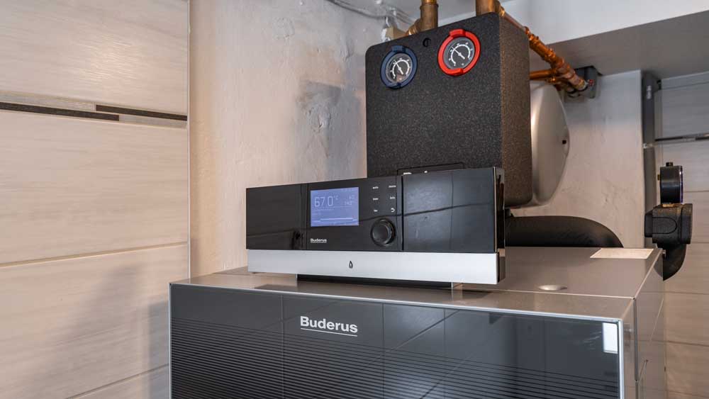 Display des Ölkessels und Pumpengruppe dahinter