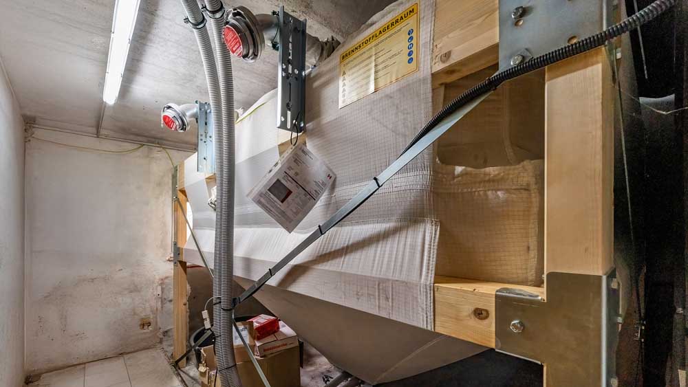 Sacksilo mit Holzgerüst, an den Raum angepaßt