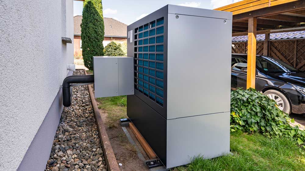 Luft-Wasser-Wärmepumpe, Außenteil, schräg von hinten