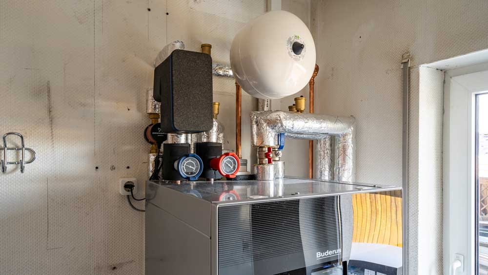 Innenteil der Heizungsanlage mit Ausdehnungsgefäß darauf und Pumpengruppe