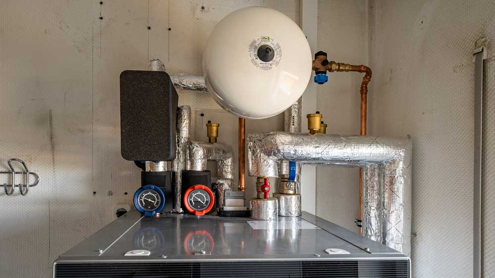 Innenteil der Heizungsanlage mit Ausdehnungsgefäß darauf und Pumpengruppe