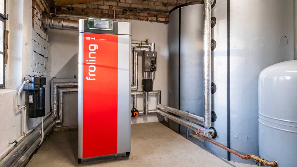 Holzscheitkessel von Fröling mit Pufferspeichern