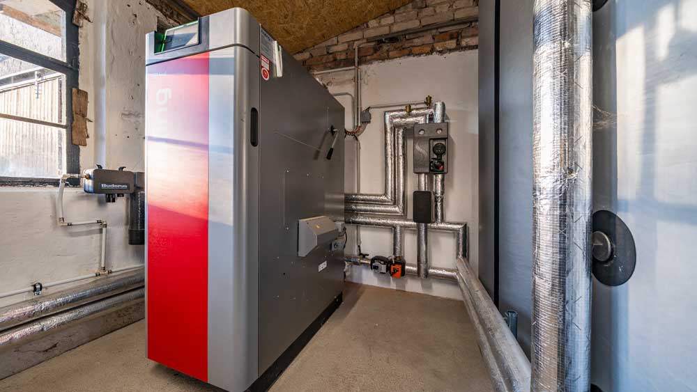 Holzscheitkessel von Fröling mit Pufferspeichern