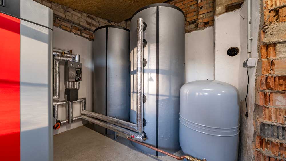 zwei Pufferspeicher und ein Ausdehnungsgefäß