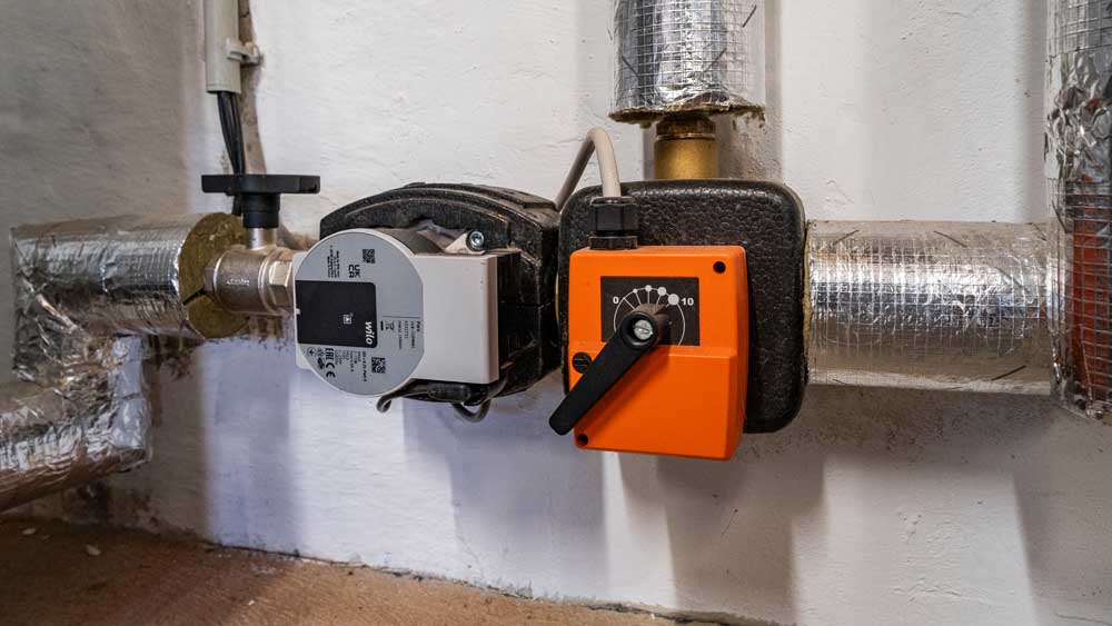 Heizungsmischer und Umwälzpumpe