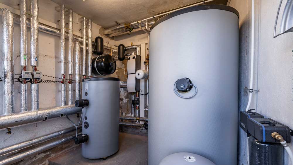 Pufferspeicher vorn, Warmwasserspeicher weiter hinten im Bild