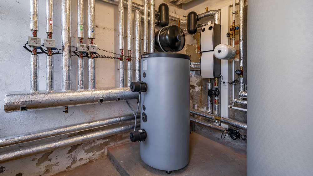 Heizungsraum mit Warmwasserspeicher
