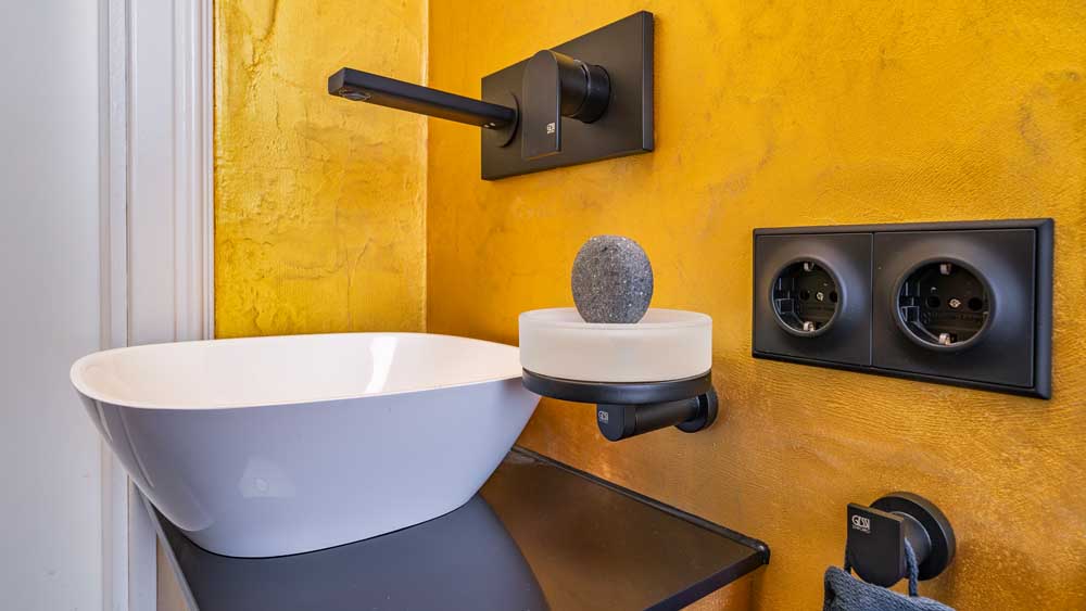 Waschbecken und schwarze Mischbatterie